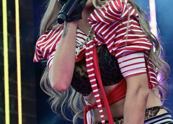 Rita Ora zapošljava pažnju u grudnjaku s tiskanom leopardom i mikro kratkim hlačama dok nastupa na World Pride Music Festivalu u Washingtonu DC