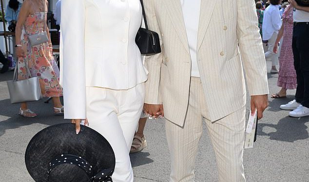 Rochelle Humes je uzor šika dok se pridružuje suprugu Marvinu, sir David Beckham, Eddie Redmayne sa suprugom Hannah Bagshawe, i naravno – Cliff Richard prvog dana Wimbledona