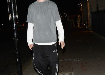 Romeo Beckham smanjuje sumorni izgled dok kreće kući iz noćnog izlaska u London nakon što se razdvojio od Kim Turnbulla nakon sedam mjeseci