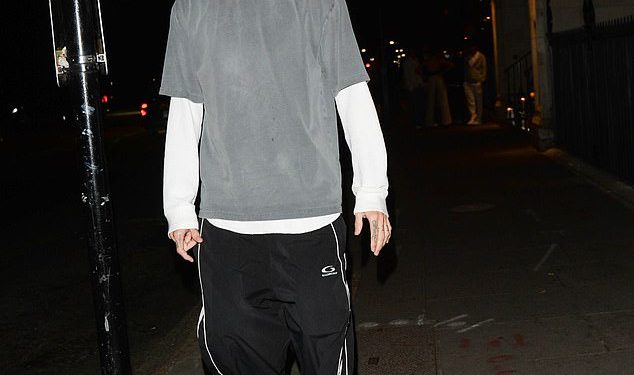 Romeo Beckham smanjuje sumorni izgled dok kreće kući iz noćnog izlaska u London nakon što se razdvojio od Kim Turnbulla nakon sedam mjeseci