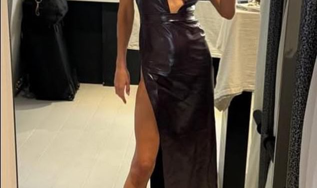 Rosie Huntington-Whiteley stavlja vrlo leggy zaslon u laganu kožnu haljinu za burgundsku kožnu kožnu haljinu za Sizzling Gisou Shoot