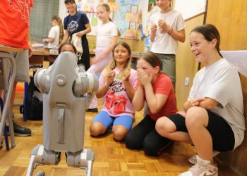 S robotima u điru po županiji: robotski pas izvodi trikove baš poput pravog psa