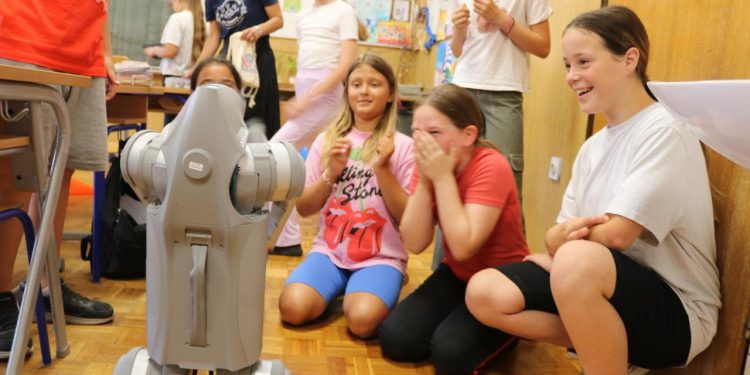 S robotima u điru po županiji: robotski pas izvodi trikove baš poput pravog psa