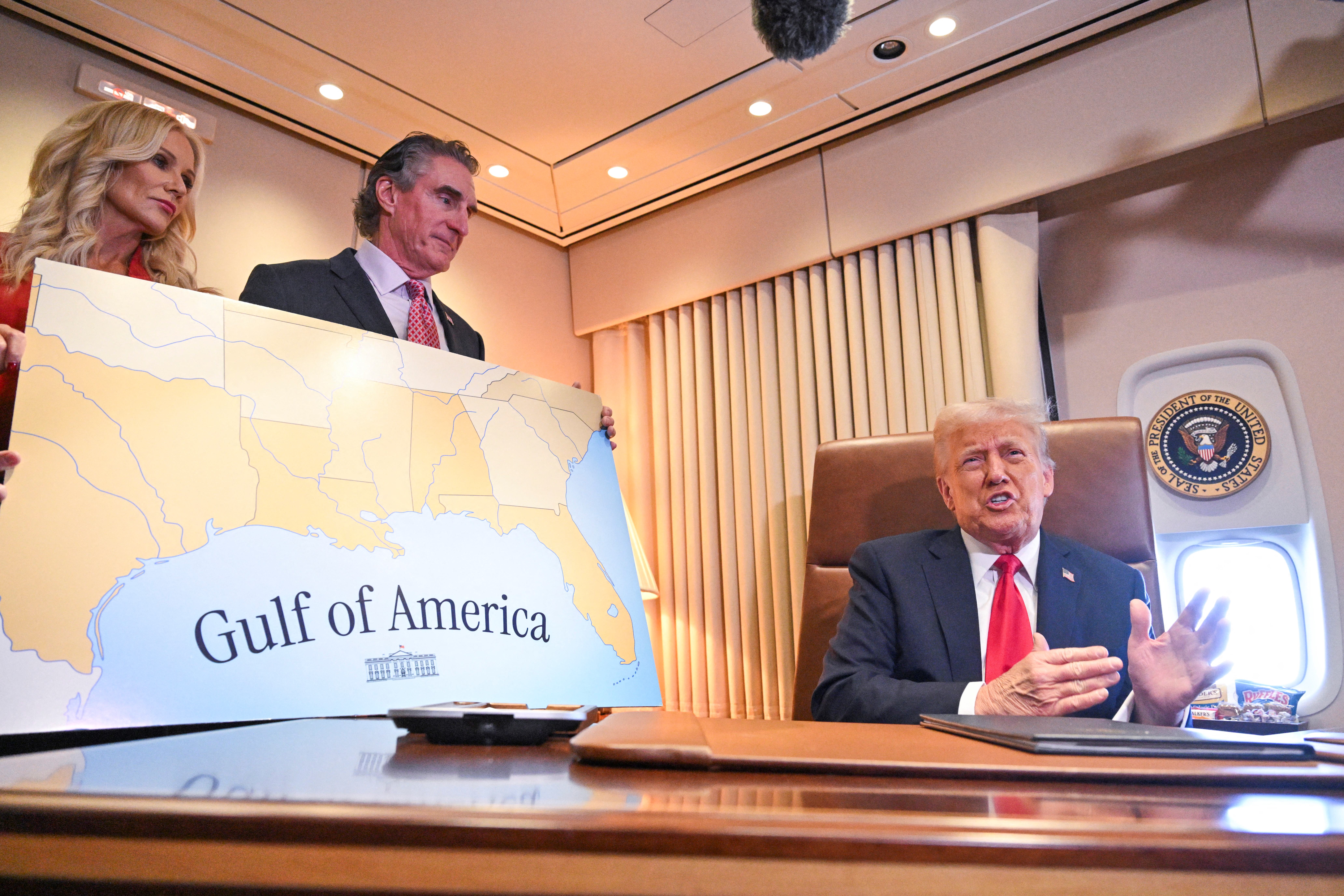 Američki predsjednik Donald Trump razgovara s novinarima prije nego što potpiše proglas kojim je Meksički zaljev preimenovao kao Američki zaljev u zrakoplovstvu jedan na međunarodnoj zračnoj luci Palm Beach u West Palm Beachu na Floridi, na Fetary 09, 2025