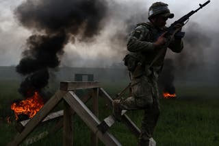 Službenik 65. odvojene mehanizirane brigade ukrajinskih oružanih snaga sudjeluje na vojnoj bušilici kao regrut u blizini linije fronta u regiji Zaporizhzhia u Ukrajini
