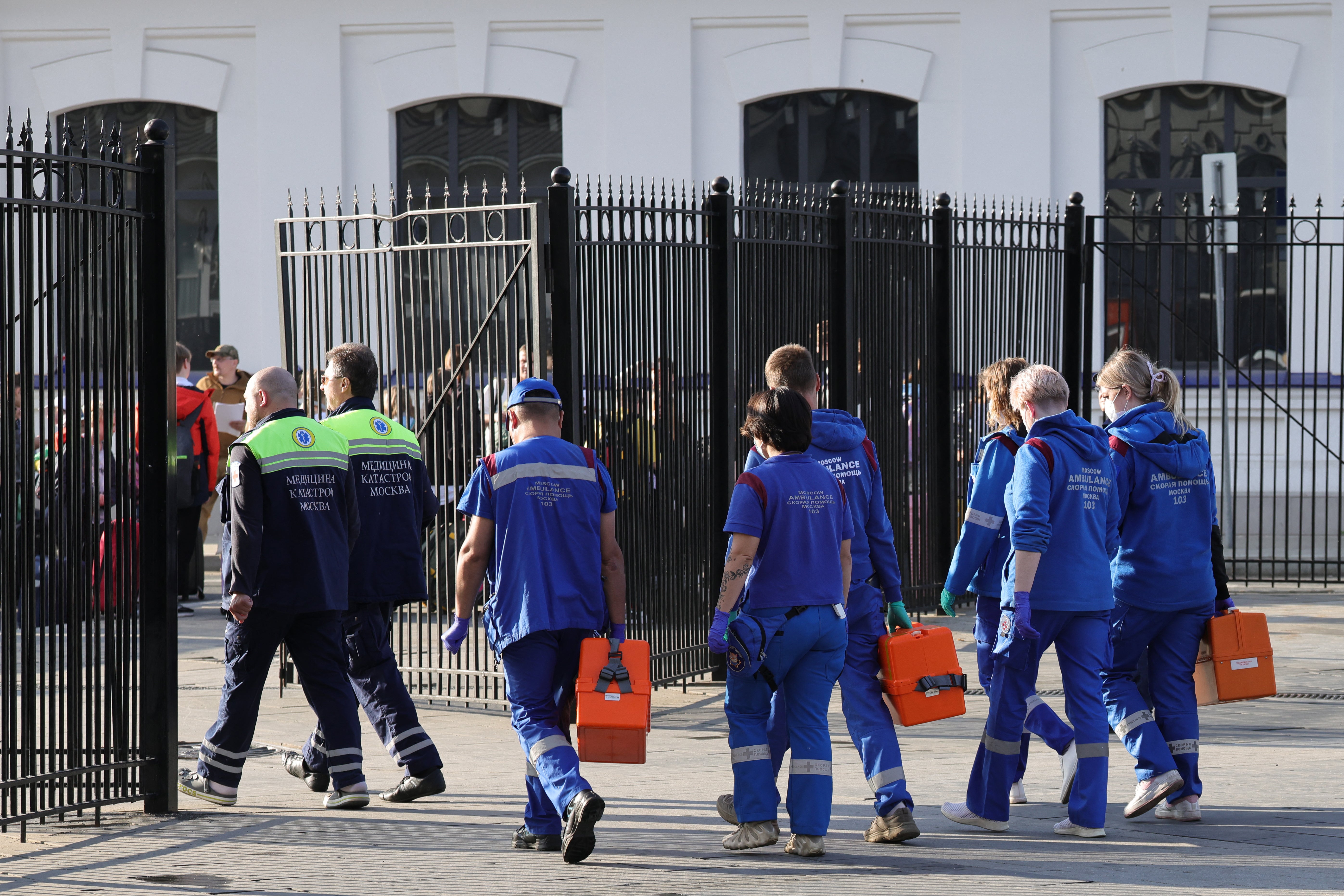 Ruski medicinari okupljaju se na željezničkoj stanici Kijevskog u Moskvi u nedjelju prije dolaska ozlijeđenih putnika nakon kolapsa mosta u regiji Bryansk