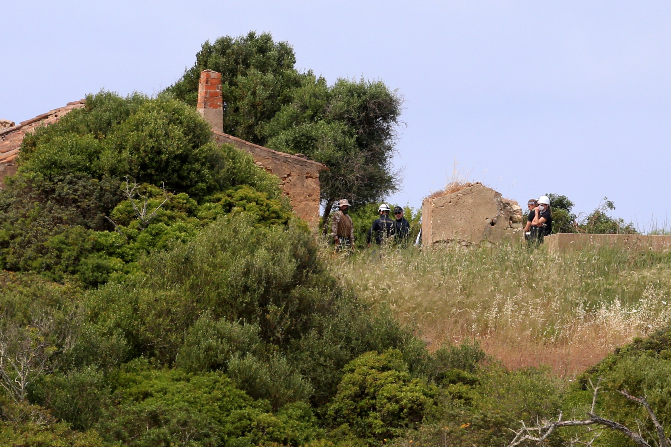 Posade su viđene koristeći lopate, vikave i motorne pile u pretraživanju u utorak