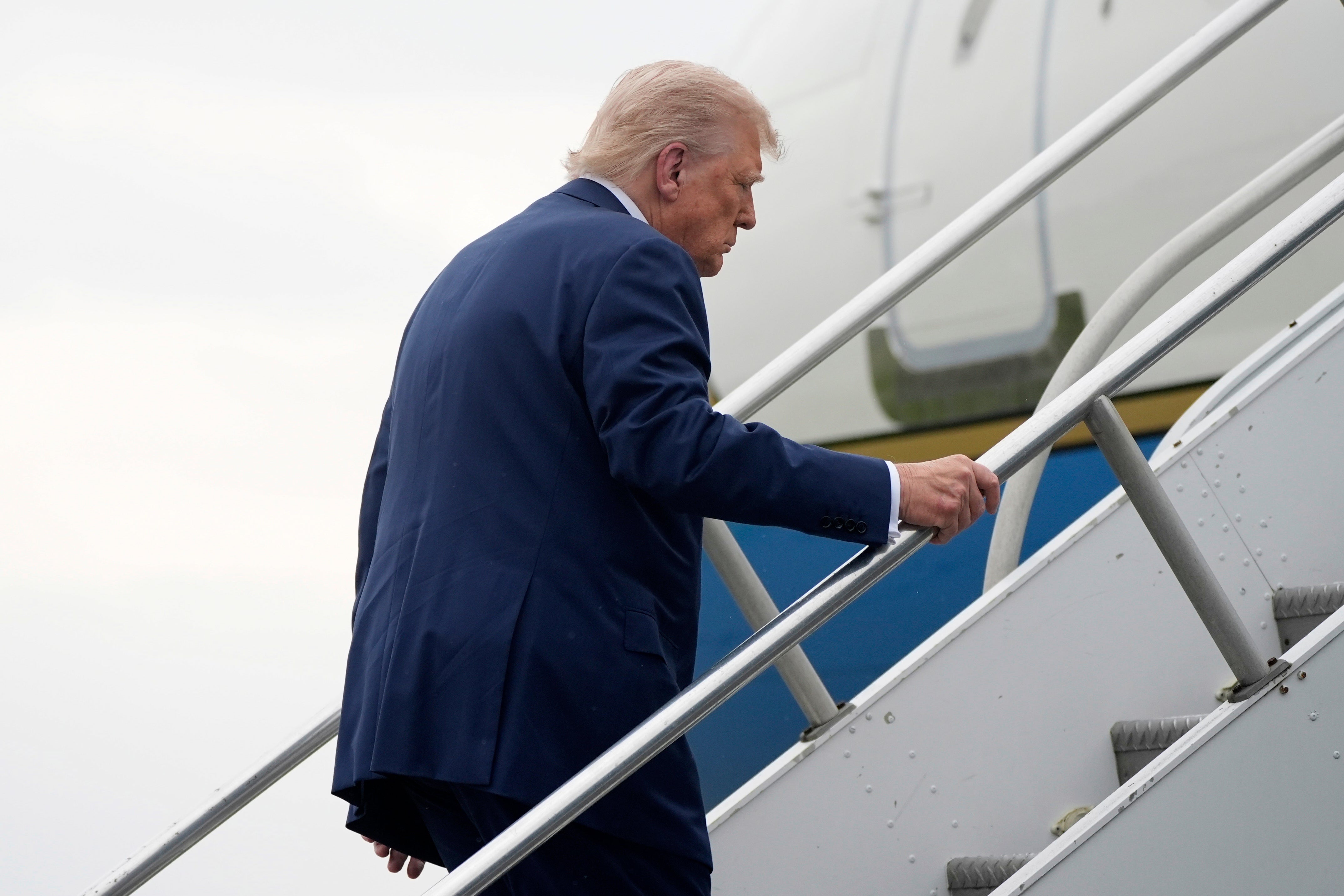 Trump se spotaknuo dok je u nedjelju prošao stepenicama zrakoplovstva One