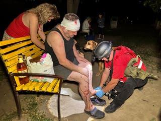 Službe za hitne slučajeve prisustvuju muškarcu ozlijeđenom u ruskim štrajkovima na Harkivu