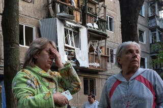 Žene reagiraju pored svoje stambene zgrade oštećene ruskim štrajkom drona, usred napada Rusije na Ukrajinu, u Harkivu, Ukrajina, 11. lipnja 2025.