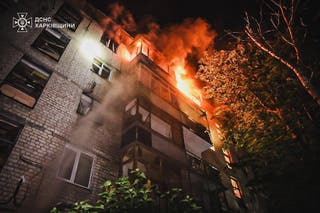 Ovu fotografiju priručnika koju je Ukrajinska hitna služba snimila i objavila 11. lipnja 2025. prikazuje goruću zgradu nakon napada drona u Harkivu, usred ruske invazije na Ukrajinu