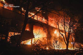 Ovu fotografiju priručnika koju je Ukrajinska hitna služba snimila i objavila 11. lipnja 2025. prikazuje goruću zgradu nakon napada drona u Harkivu, usred ruske invazije na Ukrajinu