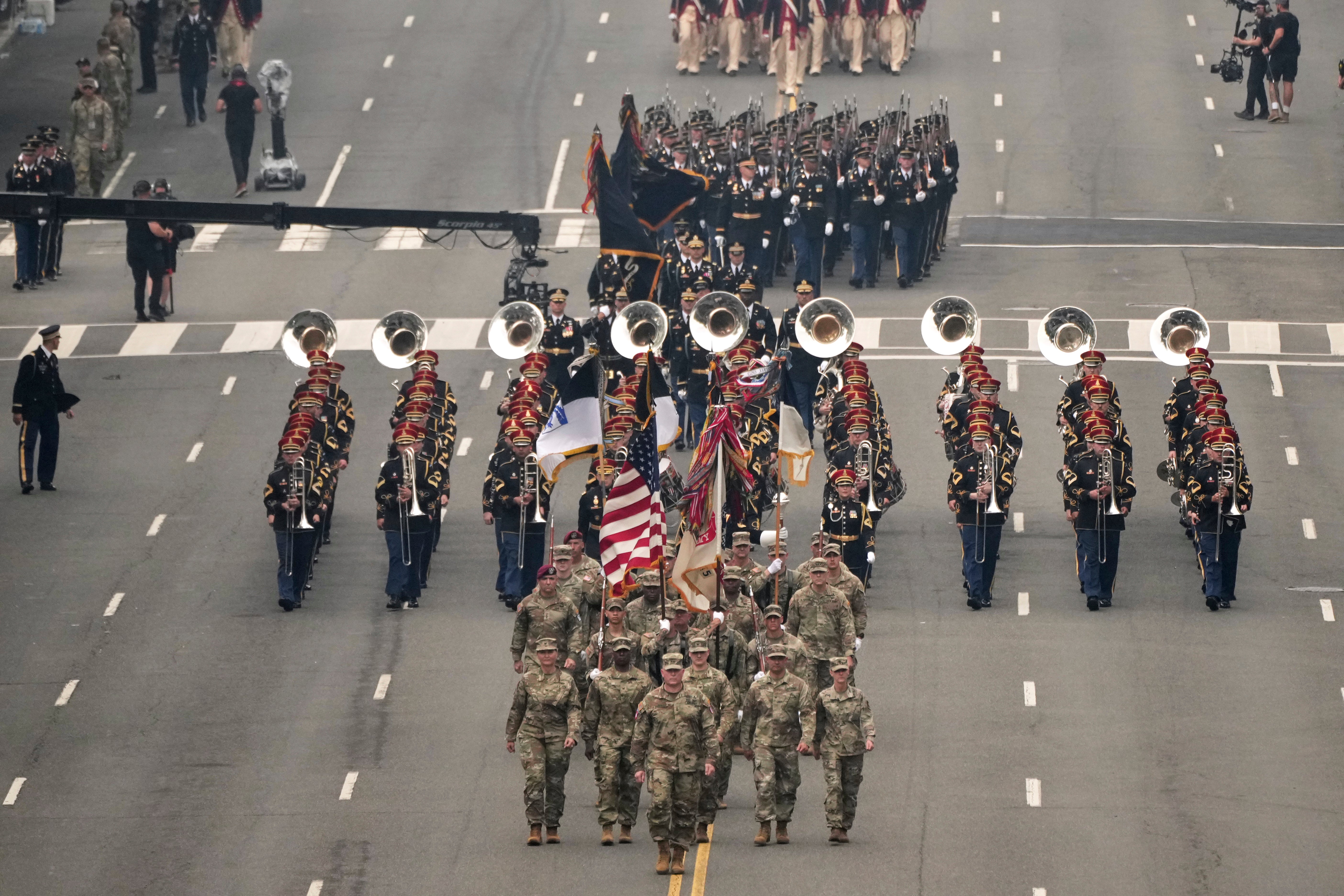 Marching Band i vojnici vojske hodaju u centru Washingtona DC