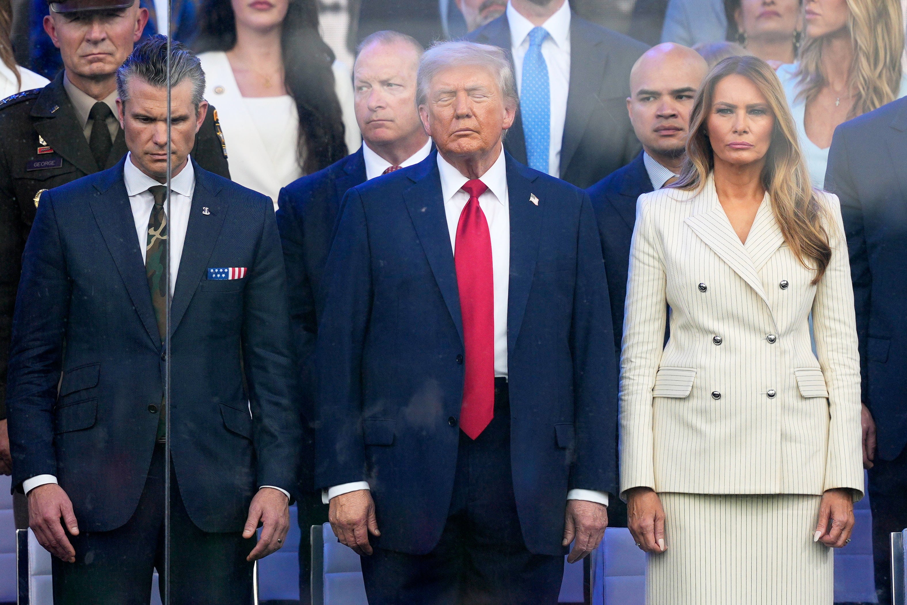 Predsjednik Donald Trump, prva dama Melania Trump i ministar obrane Pete Hegseth prisustvuju vojnoj paradi u znak obilježavanja