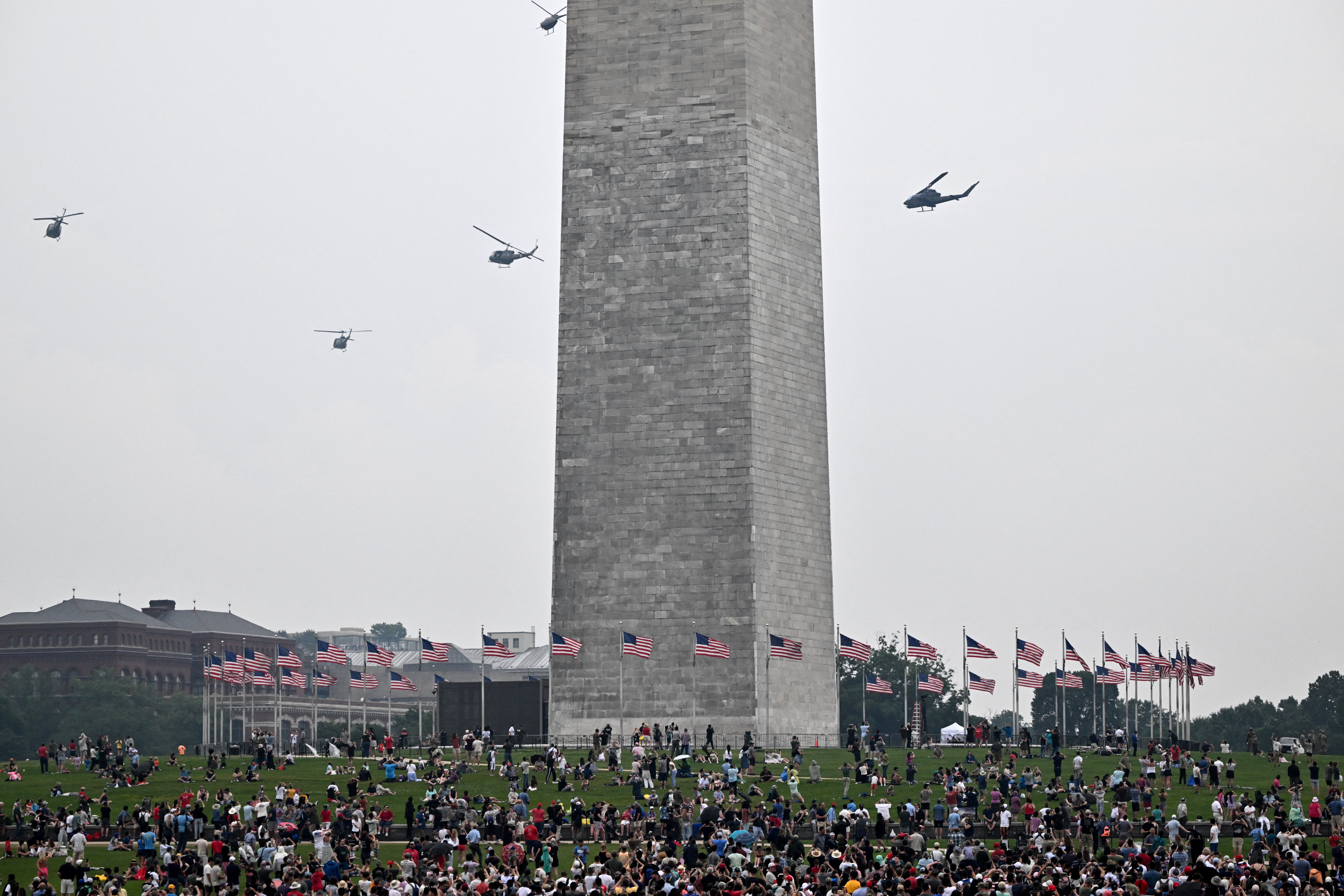 Helikopteri se vide u blizini baze spomenika Washingtona