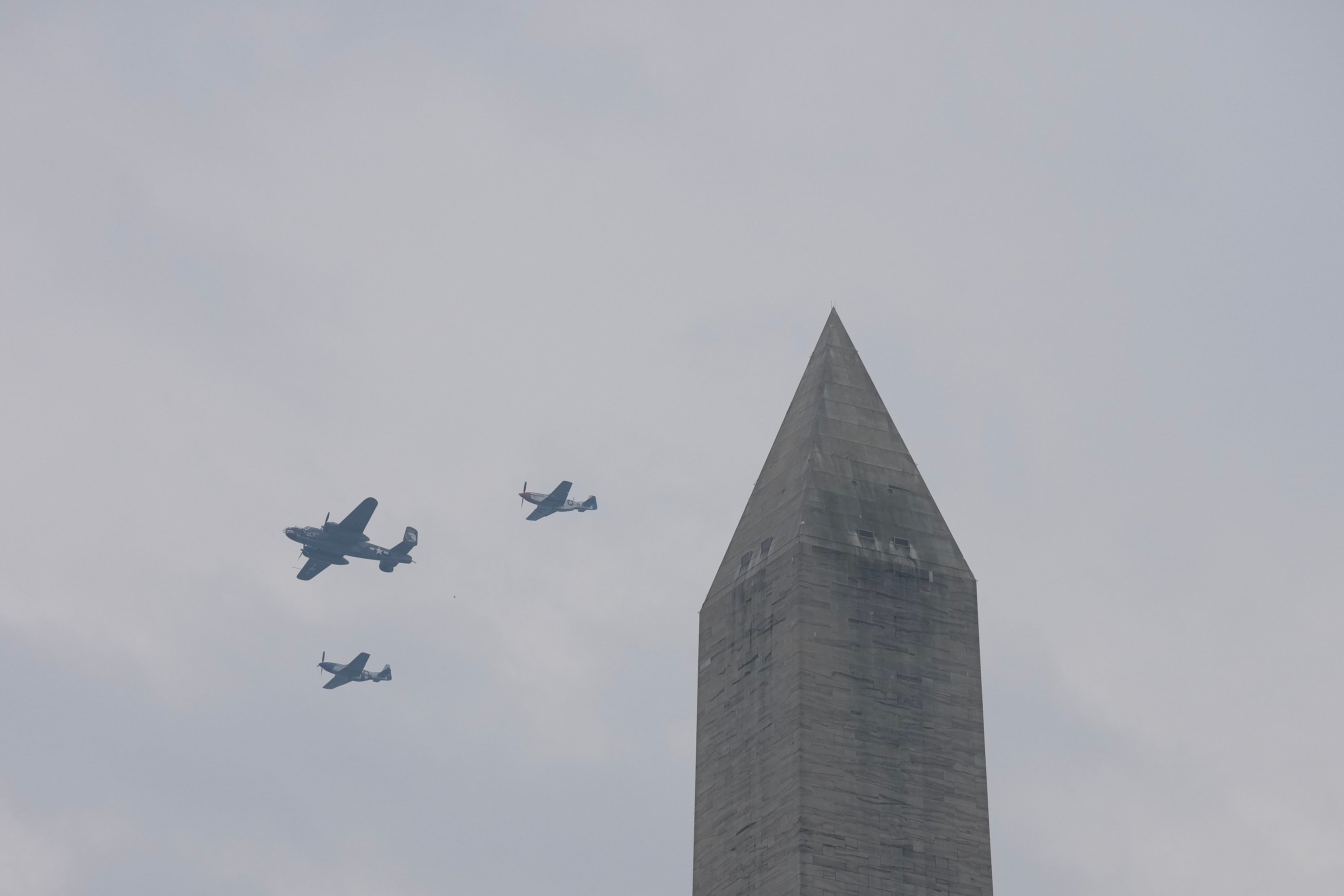 A američka vojska B-25 i dva P-51 lete pokraj Washingtonskog spomenika