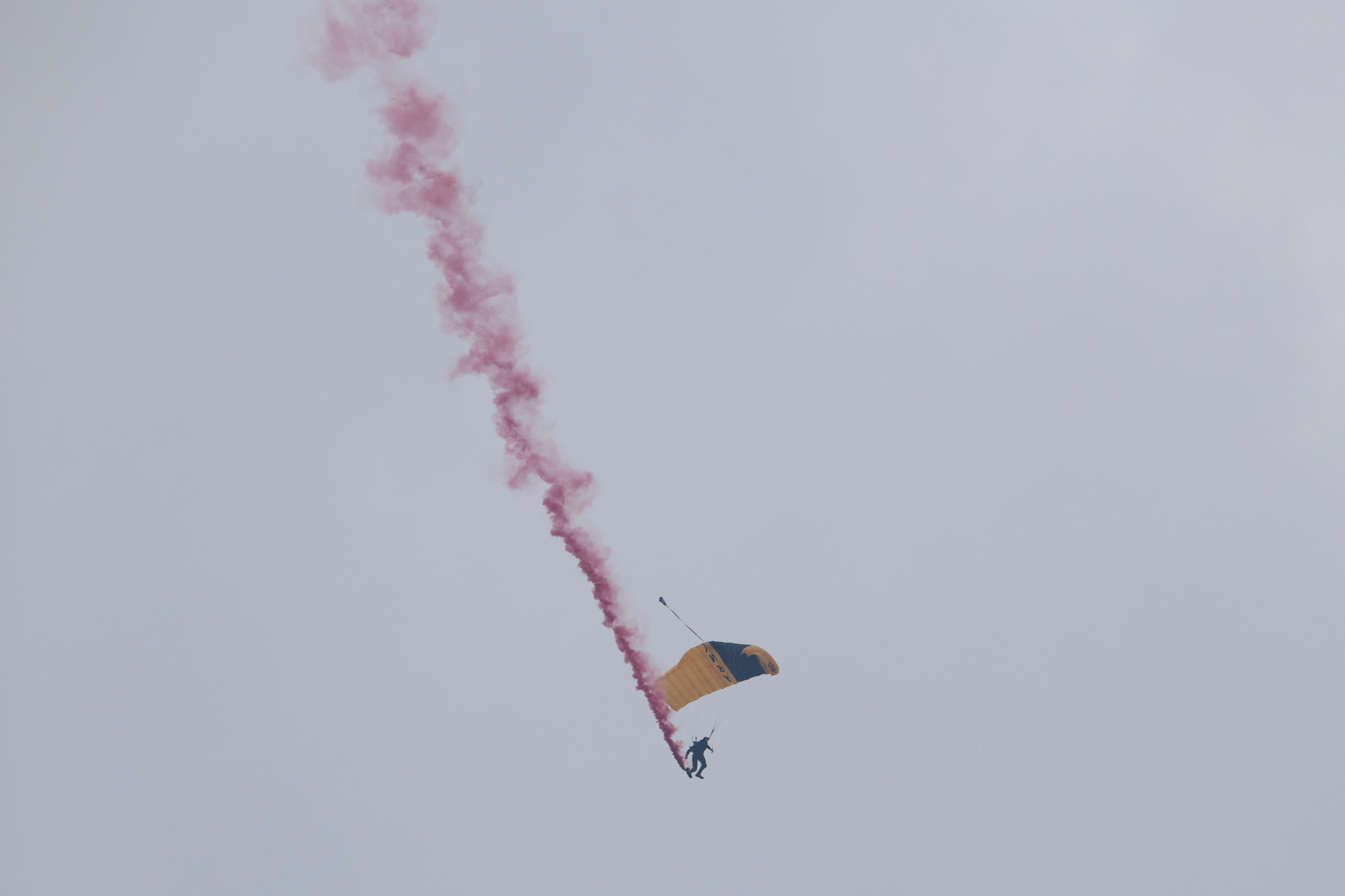 Pripadnik ekipe Padobranskog padobrana Golden Knights američke vojske sudjeluje u vojnoj paradi u spomen na 250. rođendan američke vojske