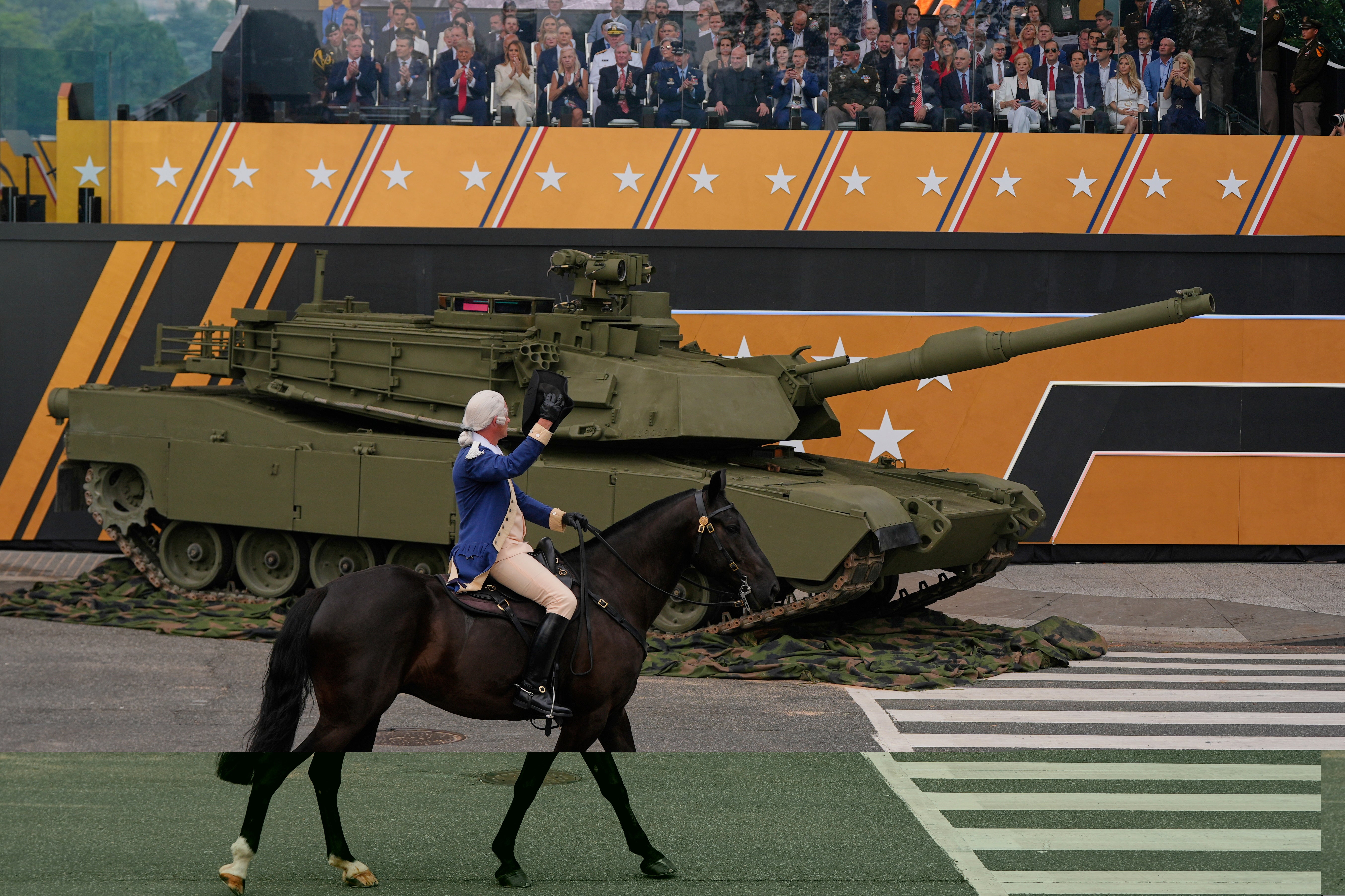 Vojnik koji nosi stare vojne uniforme jaše konja pored spremnika