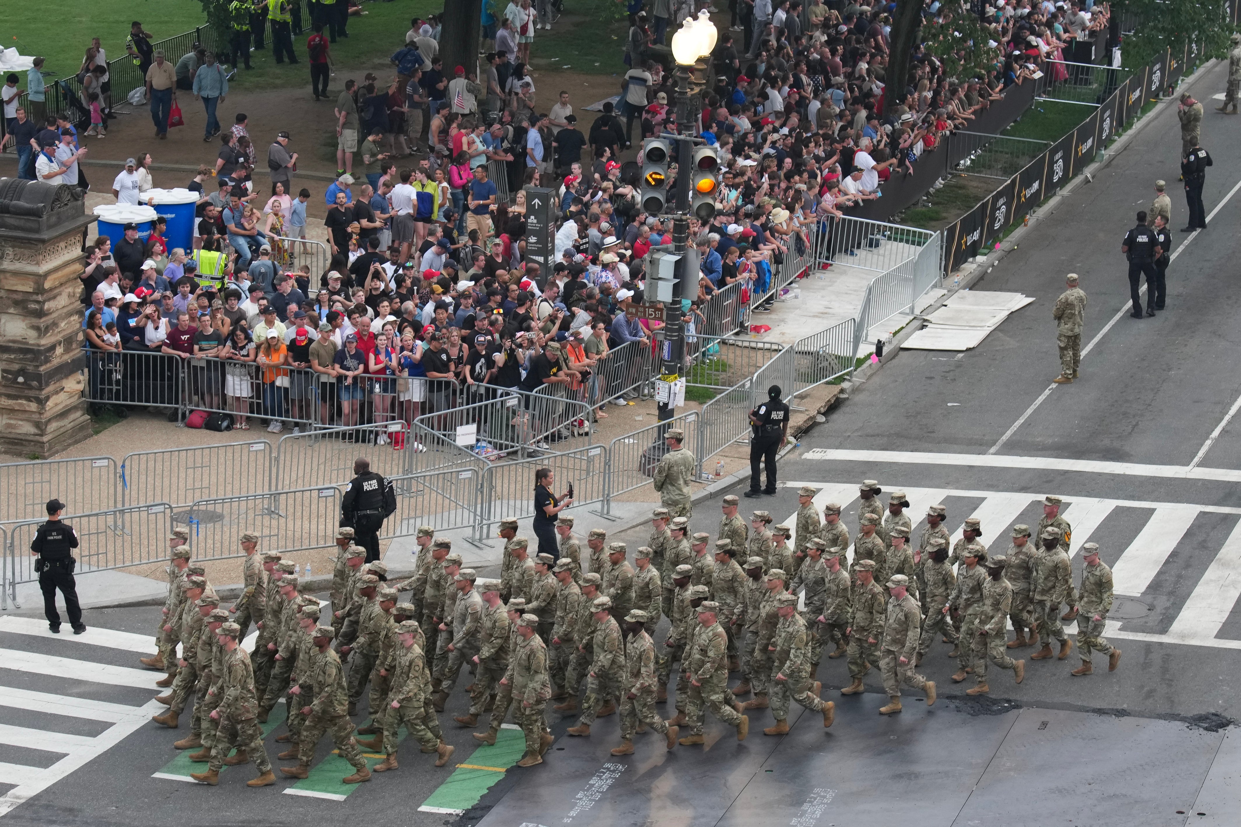 Slike marširajućih trupa i valjanih tenkova u Washingtonu u subotu su u suprotnosti s masovnim demonstracijama 'bez kraljeva' protiv Trumpa u gradovima i gradovima širom zemlje