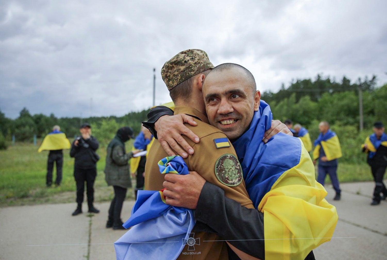 Fotografija priručnika koju je Nacionalna garda Ukrajina dostavila ukrajinski ratni zarobljenici (ratni zarobljenici) reagirajući nakon zamjene zatvorenika na neotkrivenom mjestu u Ukrajini, 20. lipnja 2025.