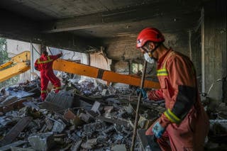 Spasioci pretražuju ruševine oštećenog dijela zatvora Evin nakon izraelskog štrajka