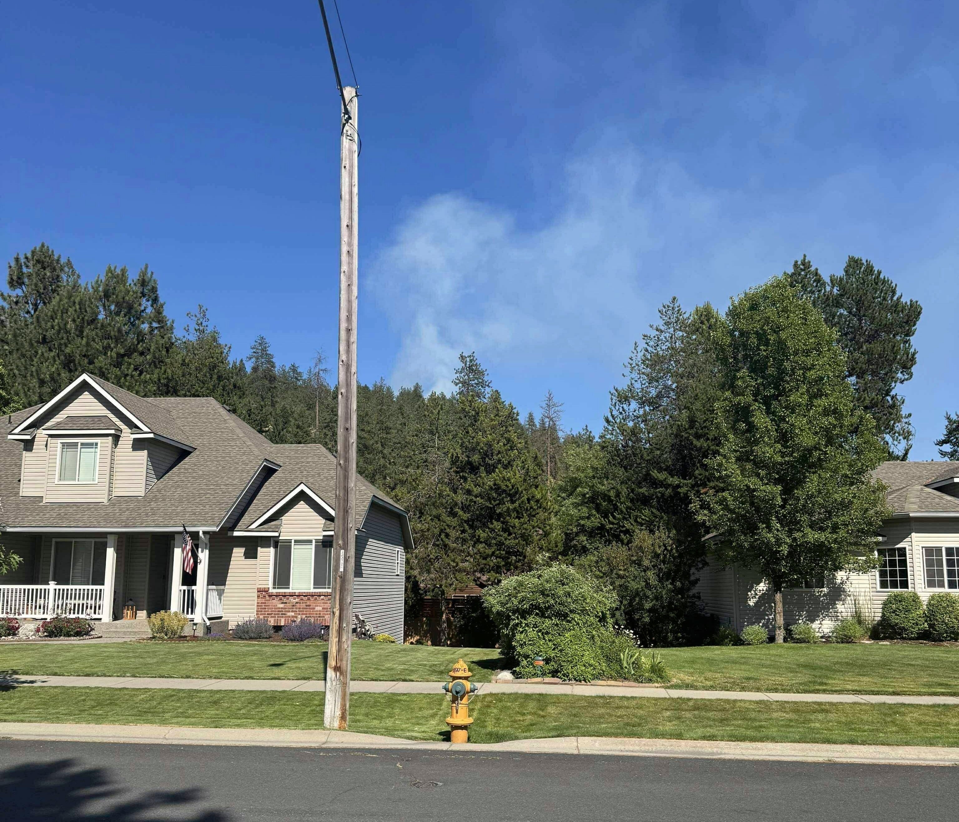 Na ovoj fotografiji koju je pružio Mark Lathrop, plamen izgara u zajednici u blizini planine Canfield, gdje su snajperni vatrogasci koji su reagirali na vatru, sjeverno od Coeur d'Alene, Idaho, nedjelja, 29. lipnja 2025.