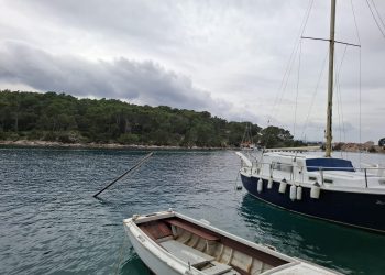 SIGURNOSNI I EKOLOŠKI PROBLEM Potopljena jedrilica u Vrboskoj na Hvaru već pola godine na dnu mora