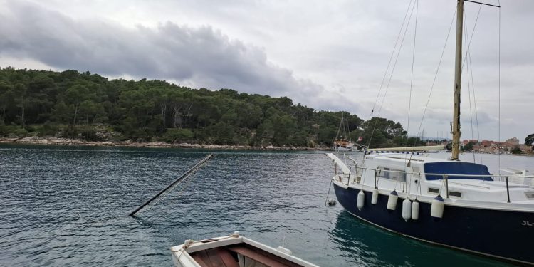 SIGURNOSNI I EKOLOŠKI PROBLEM Potopljena jedrilica u Vrboskoj na Hvaru već pola godine na dnu mora