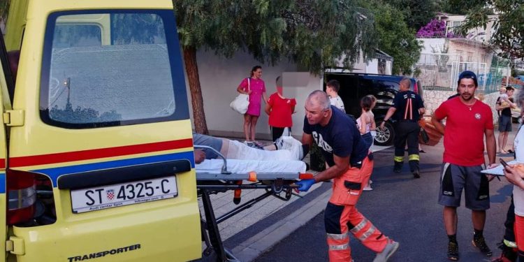 SKLIZNUO NIZ STIJENU KOD OMIŠA Ozlijeđeni strani državljanin zbrinut u zajedničkoj akciji vatragasaca i HGSS-a