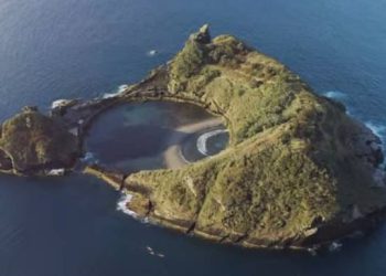 SMRTONOSNI OTOK Ovaj otok dom je kritično ugrožene vrste zmija čiji otrov topi ljudsko tkivo!