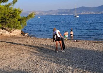 SVAKA ČAST Ranom zorom skupljala plastični otpad po splitskoj plaži