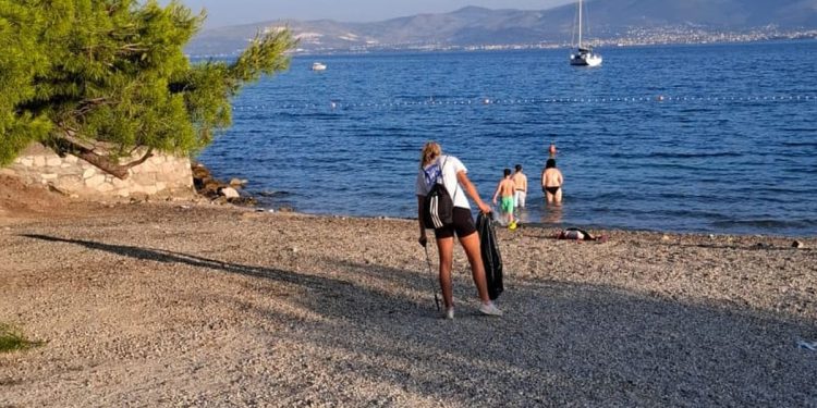 SVAKA ČAST Ranom zorom skupljala plastični otpad po splitskoj plaži