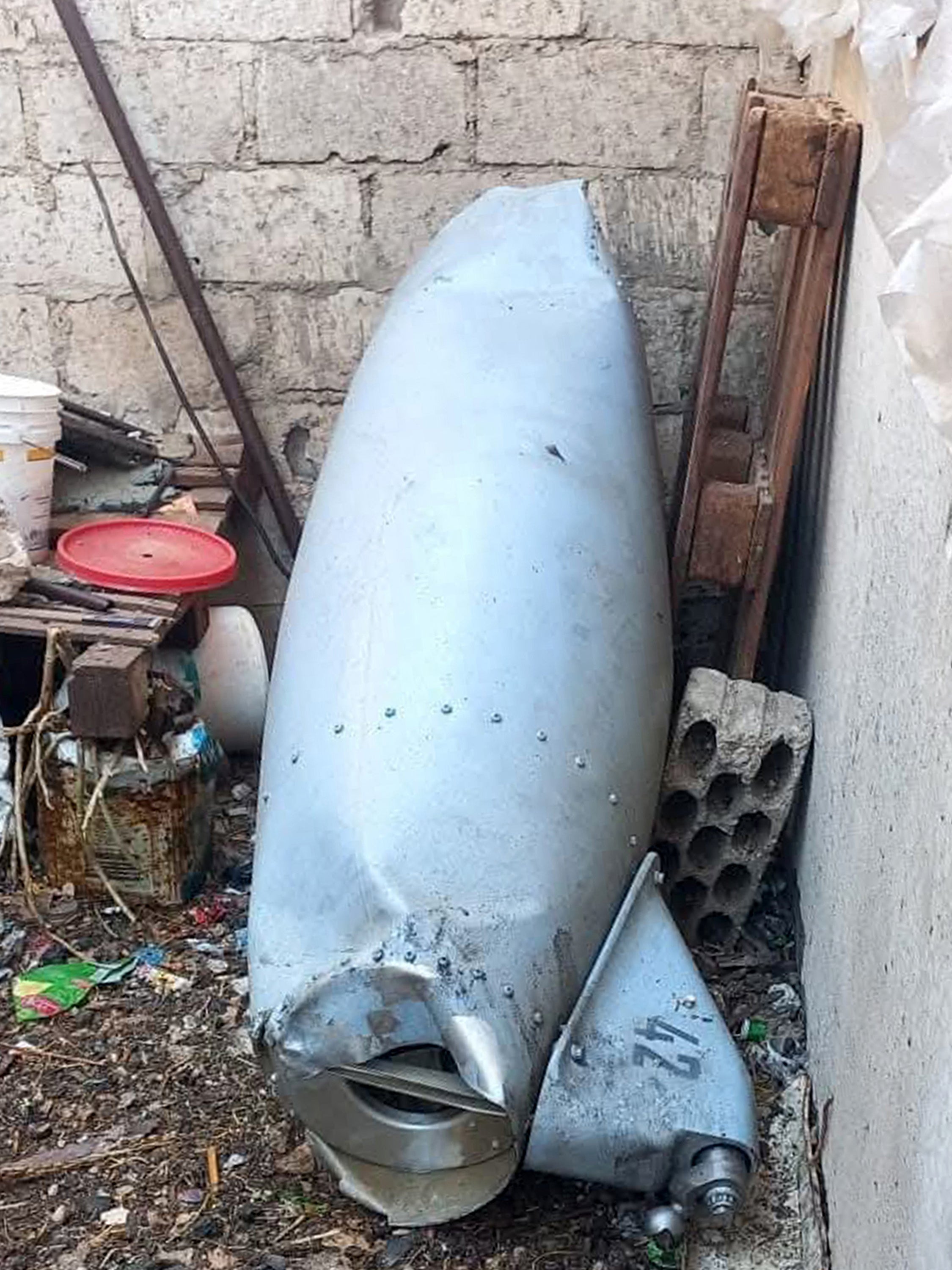 Ostaci iranskog projektila koji je krenuo prema Izraelu nakon što je pao u provinciji jugozapadne siriste Daraa
