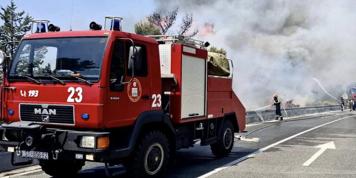 Sanacija u tijeku: Požar kod Piska pod nadzorom, ozlijeđen vatrogasac i više građana