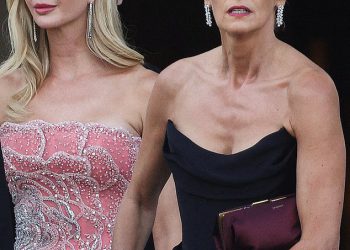 Sarah Murdoch omamljuje u klasičnu crnu haljinu dok pohađa raskoš Jeff Bezos i Lauren Sanchez vjenčanje sa suprugom Lachlanom