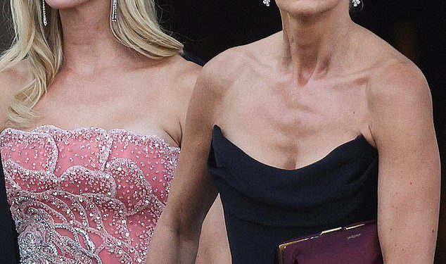 Sarah Murdoch omamljuje u klasičnu crnu haljinu dok pohađa raskoš Jeff Bezos i Lauren Sanchez vjenčanje sa suprugom Lachlanom