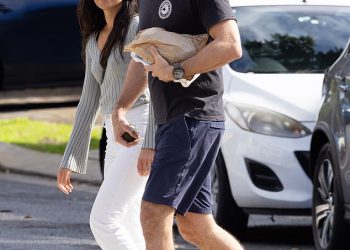 Sarah Roberts ponovno pronalazi ljubav nakon srčanog razvoda od Jamesa Stewarta dok je primijećena kako se drži za ruke s novim čovjekom u Sydneyu