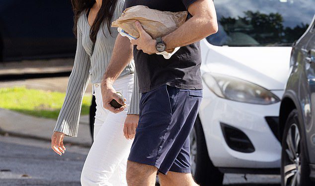 Sarah Roberts ponovno pronalazi ljubav nakon srčanog razvoda od Jamesa Stewarta dok je primijećena kako se drži za ruke s novim čovjekom u Sydneyu