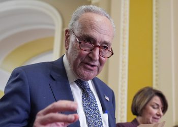 Schumer prisiljava potpuno čitanje prijedloga zakona o GOP-u na 940 stranica kako bi odgodio glasovanje Senata