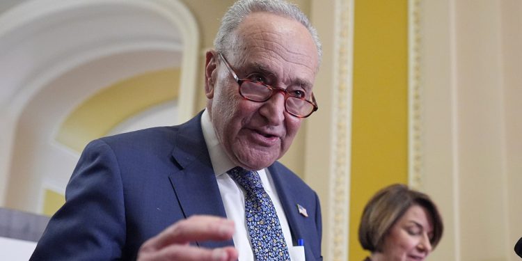 Schumer prisiljava potpuno čitanje prijedloga zakona o GOP-u na 940 stranica kako bi odgodio glasovanje Senata