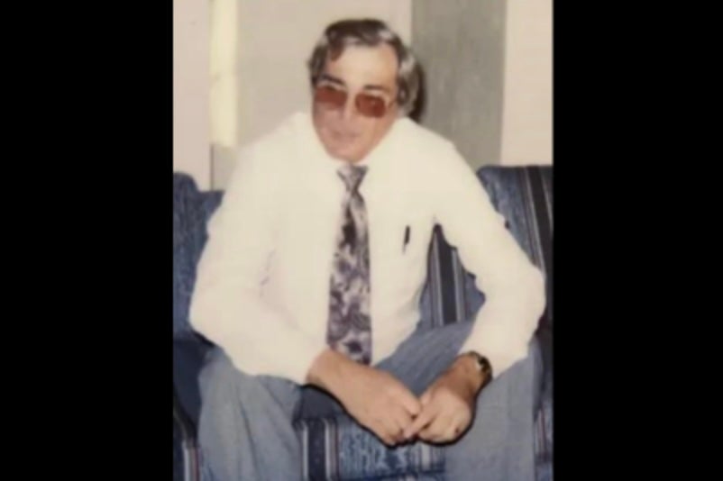 Kom kombi za poštansku službu pregazio je i ubio Jamesa Hoflera, 84-godišnjaka iz Sjeverne Karoline, kada je izašao da provjeri svoju poštu, kaže policija