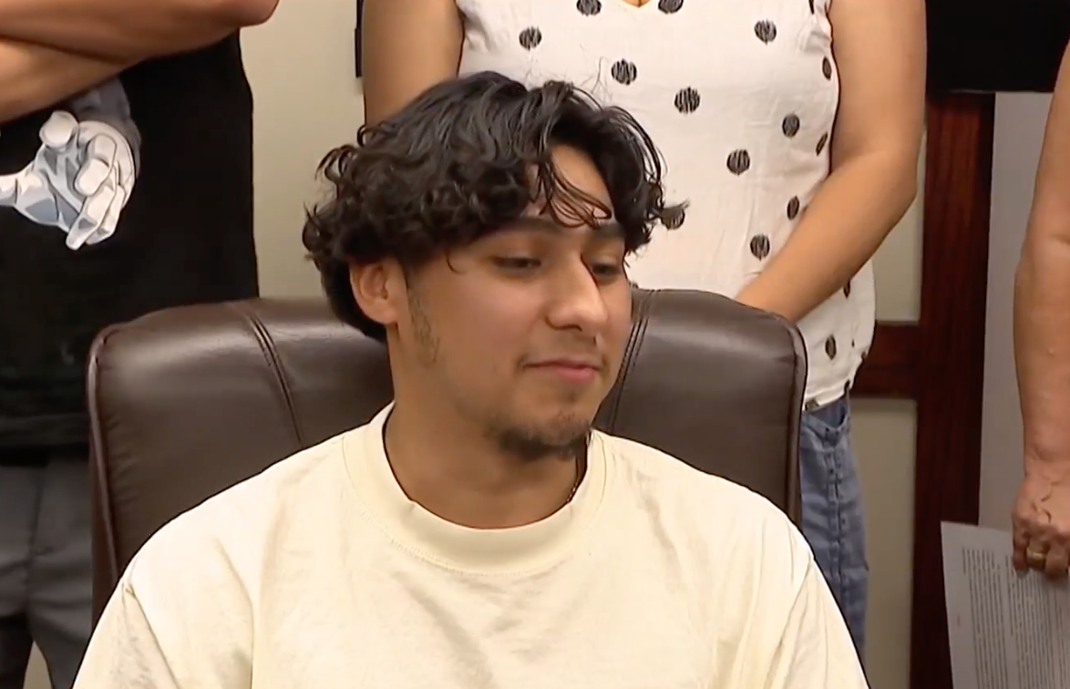 Elzon Lemus, 23, iz New Yorka, zaustavio je i pritvoren od strane imigracija i agenata za provedbu carinskog provedbe na putu do posla, jer je 