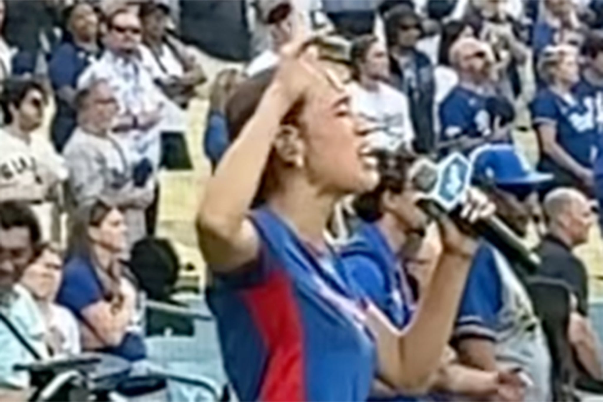 Nezza pjeva državnu himnu na španjolskom na utakmici a la Dodgers u subotu, 14. lipnja 2025