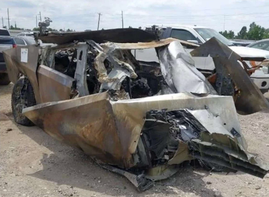 Michael Sheehan spaljen je živ kad nije mogao pobjeći od uništenog Tesla Cybertrucka. Sada se njegova obitelj tuži.