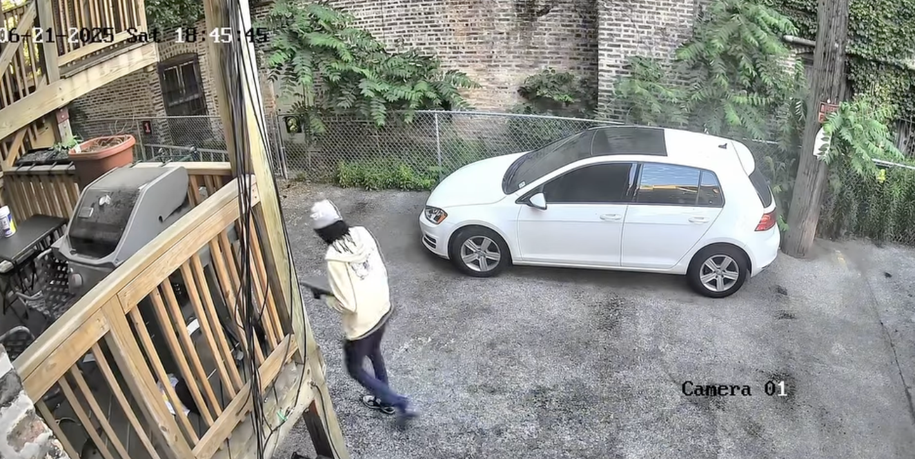 U drugom nadzornom videu viđen je navodni počinitelj koji drži međuspremnik izvan imanja
