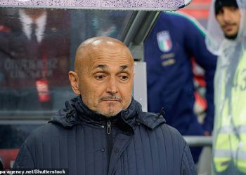 Šef Italije Luciano Spalletti najavljuje vlastito otpuštanje i oluje iz šiljastih konferencija za novinare