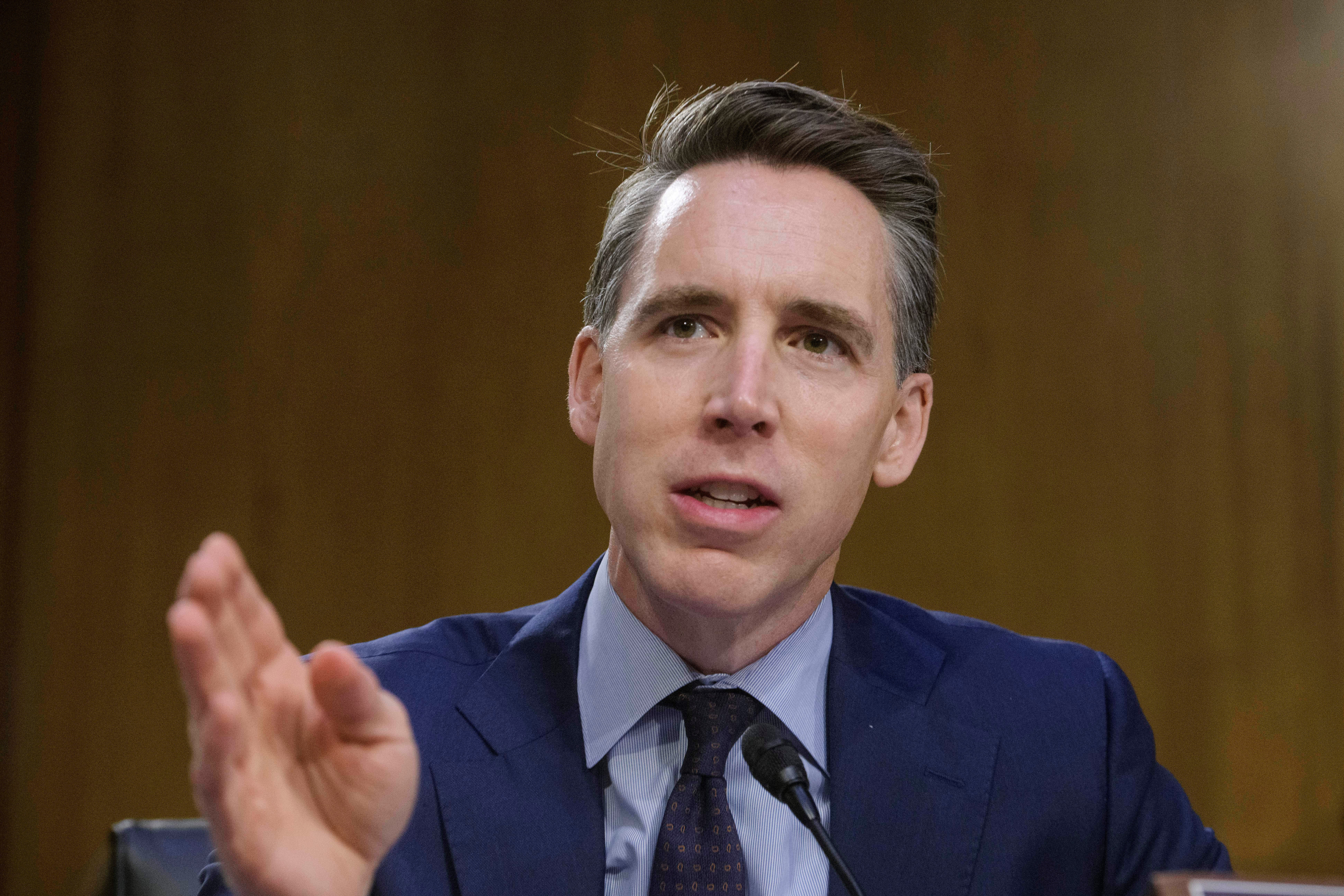 Senator Josh Hawley upozorava da Trumpov