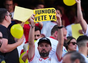 Seville, navijači na trgu protiv uprave zatražili su da podnese ostavku od strane Vijeća