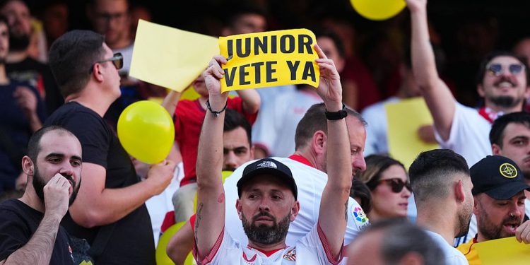 Seville, navijači na trgu protiv uprave zatražili su da podnese ostavku od strane Vijeća