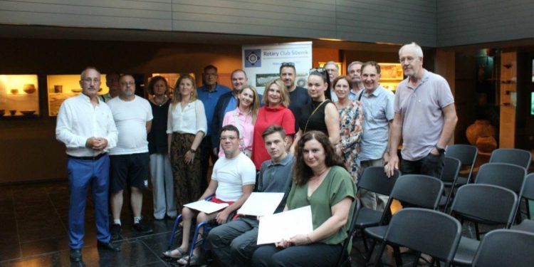 Šibenski rotarijanci dodijelili po 1000 eura talentiranim i iznimnim srednjoškolcima, evo tko su laureati